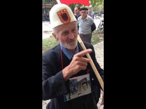 Plaku i dëshpëruar shanë politikanët (Video)