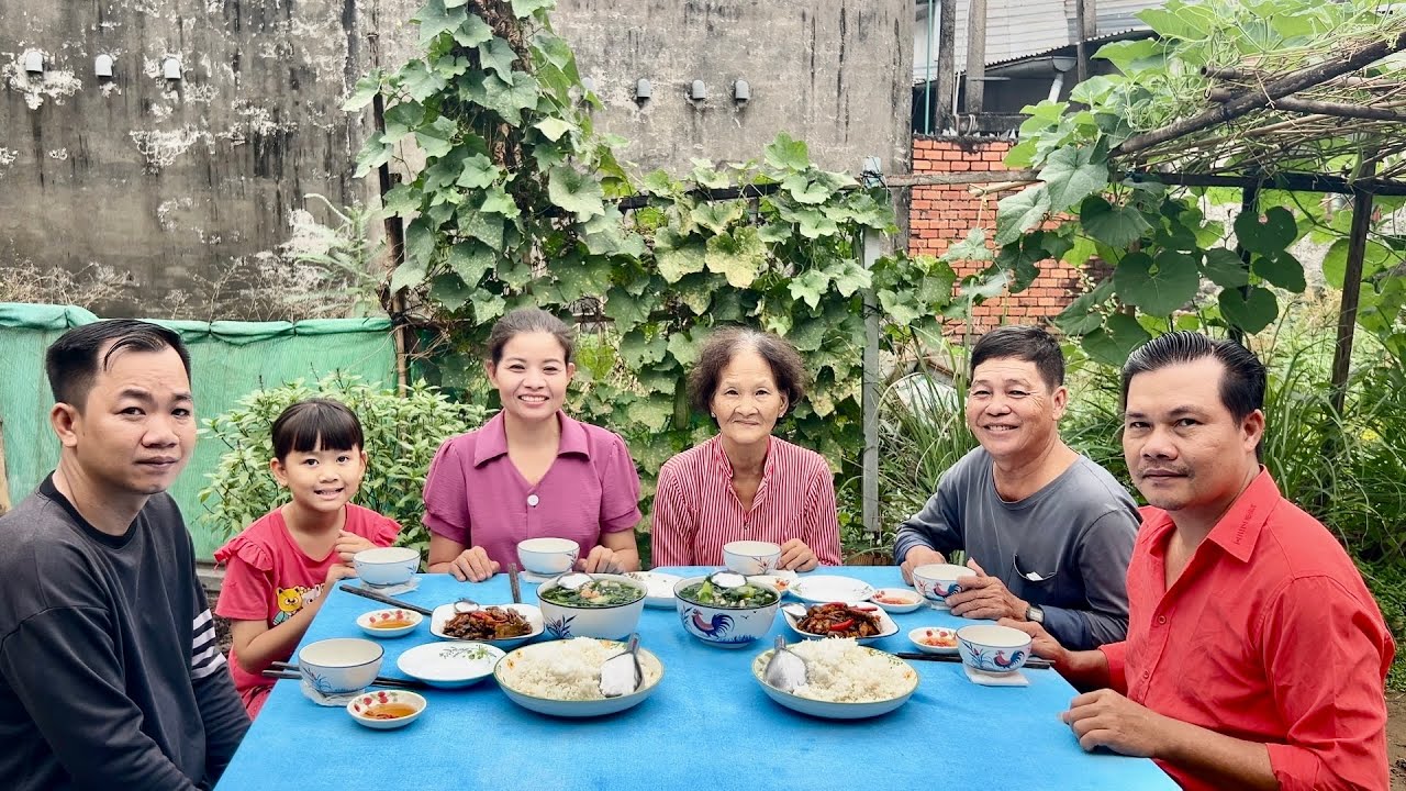 Anh Em Đi Dở Lợp Hái Rau-Cá Kho Tiêu Tóp Mỡ-Bồ Ngót Mướp Nấu Canh Tép-Gia Đình Có Bữa Cơm Ngon/KPV
