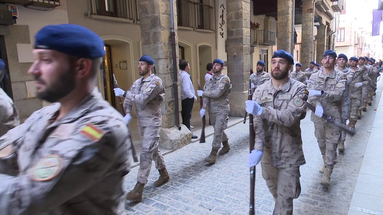 Desfilada "floreada" de la Guàrdia Real per Morella