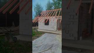 начали закрывать крышу в нашу баню, установка стропил.