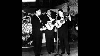 Video thumbnail of "Raúl Shaw Moreno con Los Panchos - Aquellos Ojos Verdes"