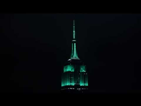 ნიუ იორკში Empire State Building-ი საშობაო განათებით მორთეს