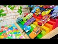 Various Cars miniature cars roll down the rainbow-colored stairs into the water!