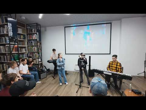 'Есенин vs Маяковский'.