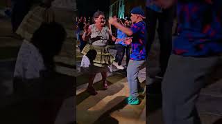 vean asi bailo esta buena #música la doñita y clavo wuepaje 🎶🎵👏#shorts  #baile #short #show #viral