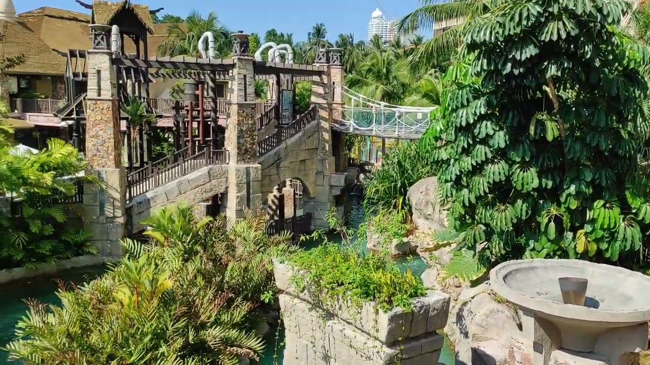 Centara Grand Mirage Garten- und Poolanlage