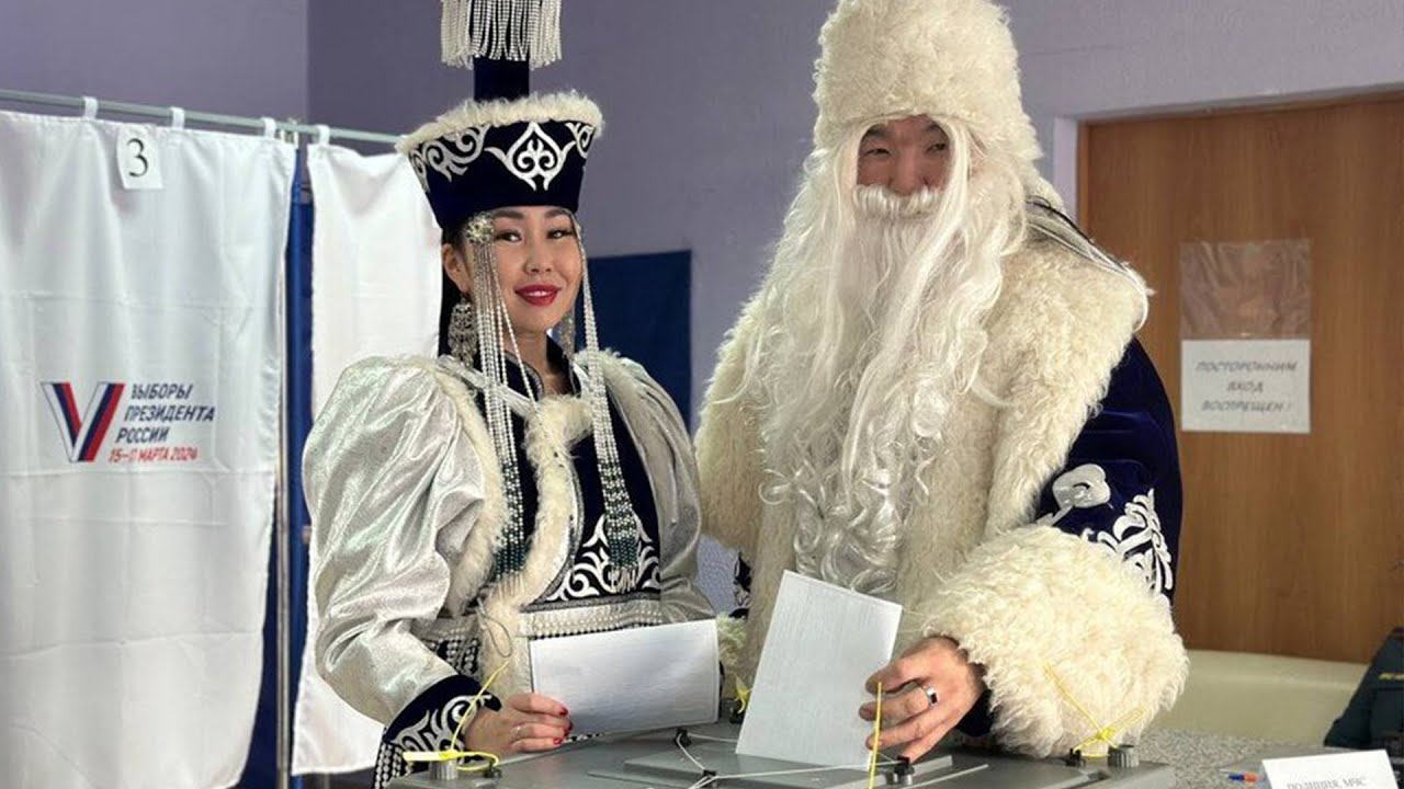Выборы президента в России: избиратели приходят в традиционных костюмах