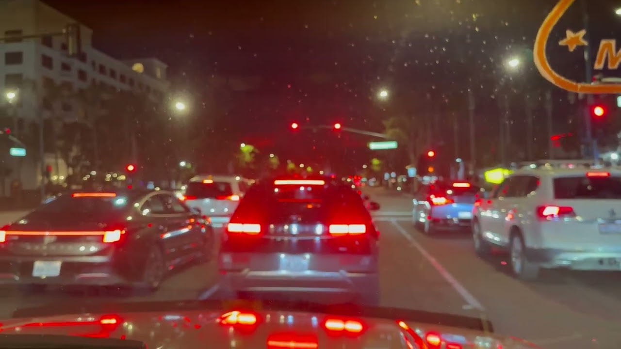 De noche manejando por las calles 