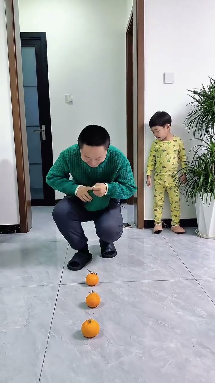 爸爸天天手机不离手，看儿子怎么智取爸爸手机的！#Cute baby#Cute#呆萌小米宝#聪明宝宝#萌娃#整蛊#测试