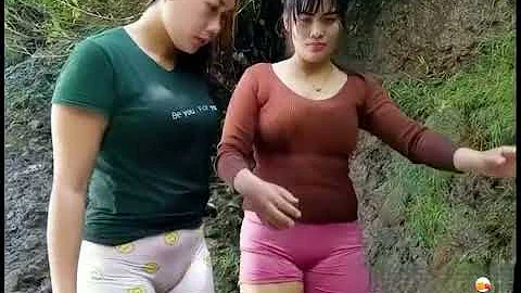 Cewe seksi mandi di air terjun, mantul.