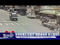 貨車疑闖紅燈搶快 攔腰撞機車 騎士重摔｜TVBS新聞 @TVBSNEWS01