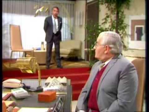 The Two Ronnies - Accountant Bore