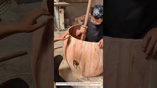Martillo y madera: Cómo sellar el aro de un barril sin clavos ni pegamento