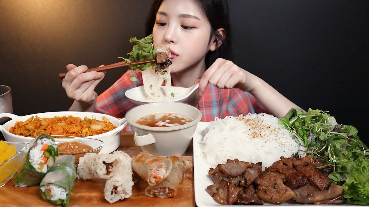 SUB)숯불향 가득 분짜에 매운 해산물볶음밥 먹방 ! (ft.스프링롤 짜조 새우롤) Buncha Spicy seafood fried rice mukbang ASMR