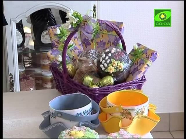 Готовит праздничные пасхальные блюда Ново-Тихви