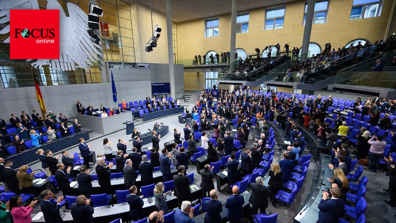 Bilder, Bücher, Bargeld: Lutz und Fabian verteilen Geschenke im Bundestag | heute-show