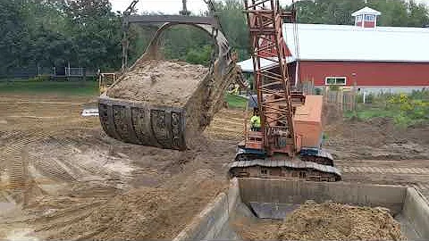 Koehring 405 doing a little loading