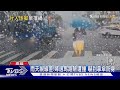 雨天視線受阻! 婦過馬路險遭撞 嚇到拿傘防身｜TVBS新聞 @TVBSNEWS02