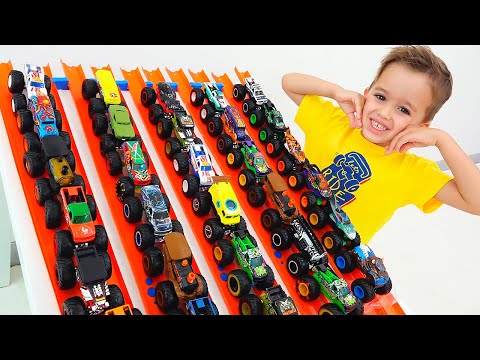 Vlad và Nikita chơi với xe tải đồ chơi quái vật Hot Wheels cho trẻ em