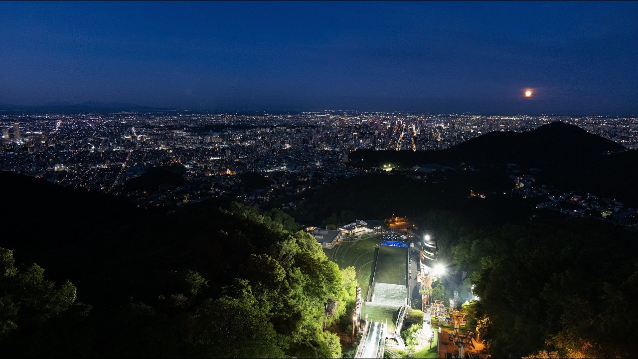 夏の大倉山ジャンプ競技場で見た札幌夜景 2026 / LUMIX S5IIX (6K