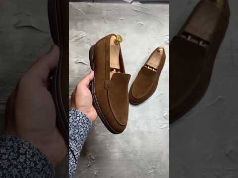 Чоловічі замшеві лофери кавового кольору. Чоловіче замшеве взуття. Стильні коричневі чоловічі лофери, видео 1
