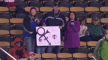 CLE@MIN: Twins fans honor Prince at Target Field