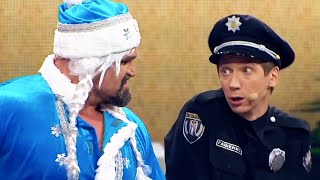 Бородатая снегурочка заставила полицейских рассказывать стихи! Новогодние приколы 2021