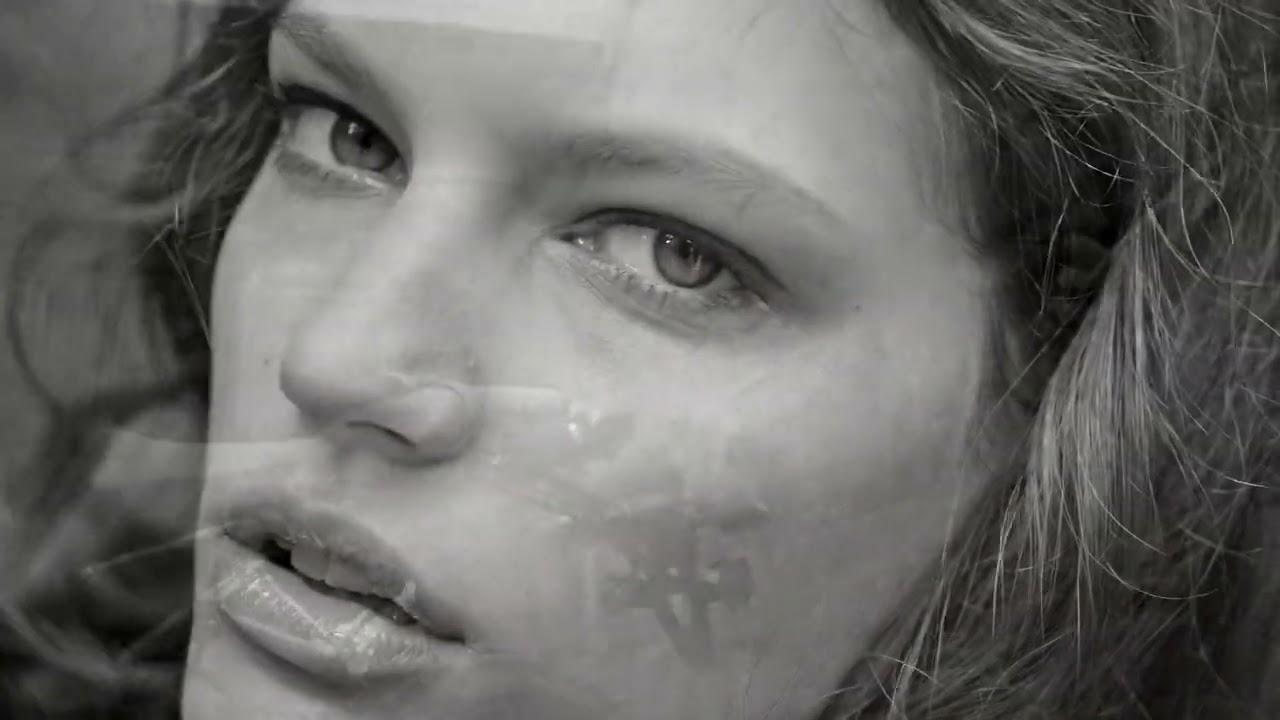 video Dylan Blue Pour Femme de Versace Eau de Parfum