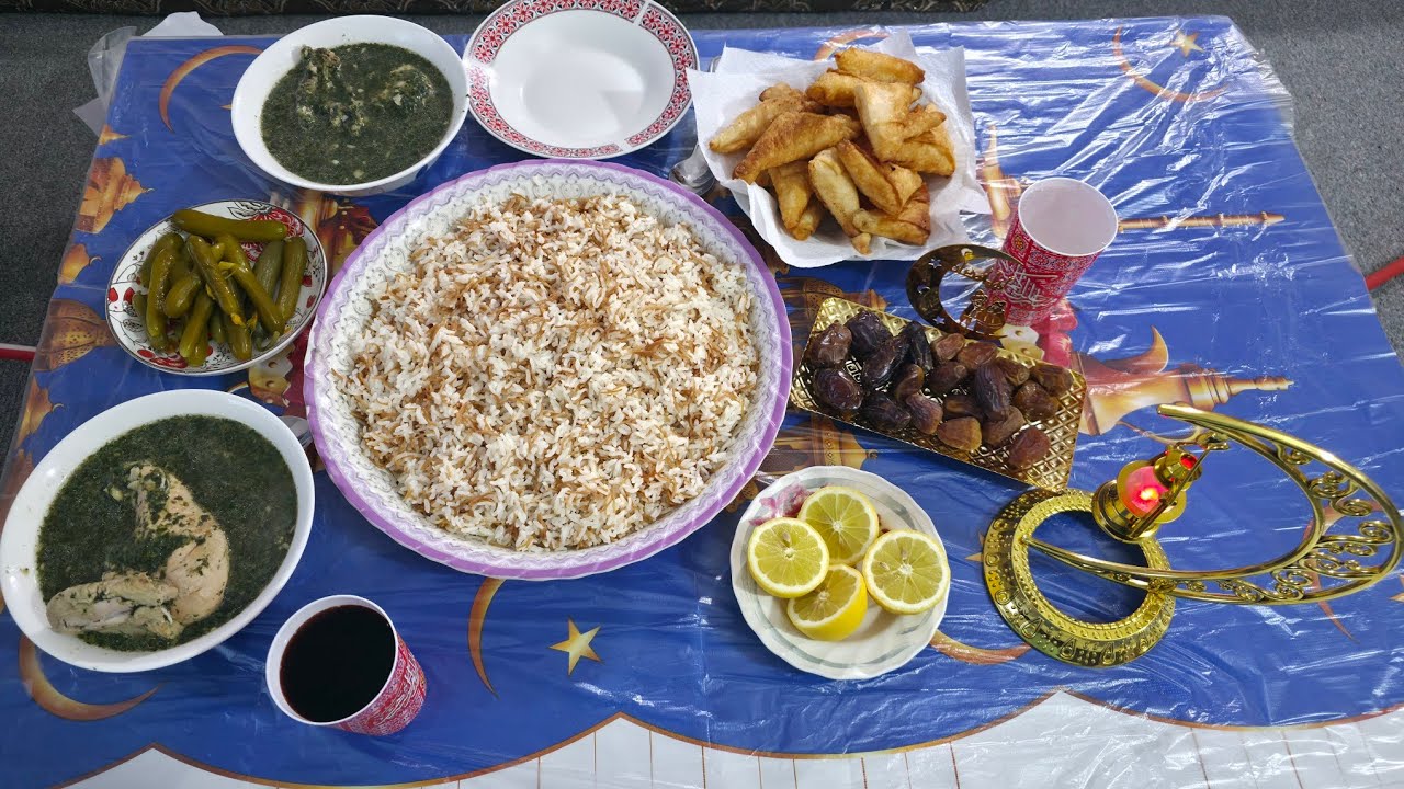 افطارنا سابع ايام شهر رمضان المبارك🌙ملوخيه ملوكيه وسمبوسك بالجبنه🤗 سفره بتشهي😋😘 ربنا يديمها نعمه🤲