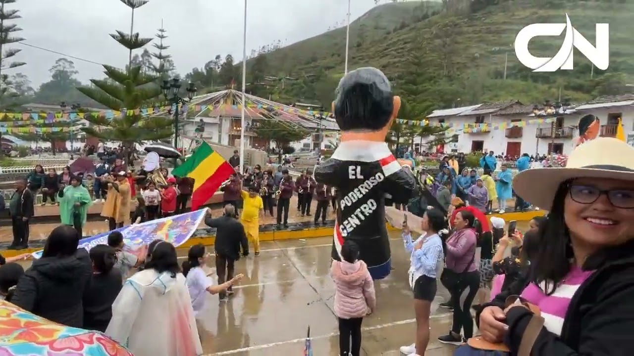 Tradicional salida de Momos en el distrito de Sucre 2026