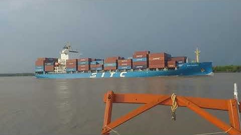 Siêu tàu containo vào cảng quốc tế Cái Mép,,,,,