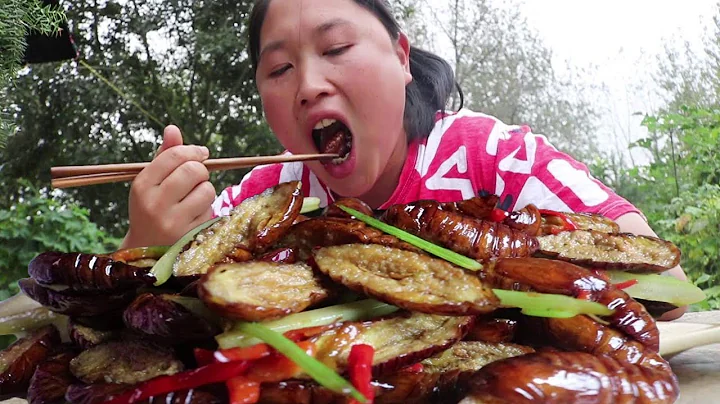 Fat girl doing fried silkworm cocoon, the more che...