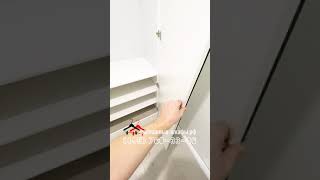 Встроенный шкаф с зеркальными распашными дверями. Внутреннее наполнение: полки, перегородка, вешало.