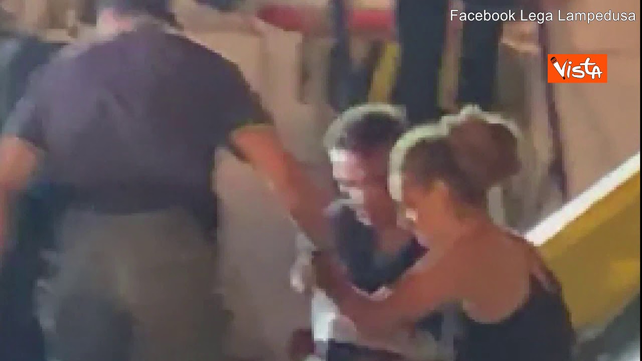 Sea Watch, l'arresto di Carola, fischi e applausi per la Capitana