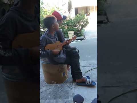 Lagu sayang koplo (nella kharisma) pengamen malu.. Tapi apresiasi mereka keren Lagu sayang koplo (nella kharisma) pengamen malu.. Tapi apresiasi mereka keren