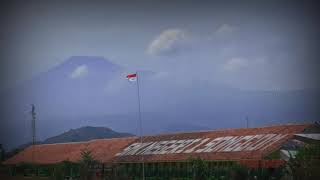 Vidio story WA Bendera Merah Putih berkibar Bacground pemandangan gunung slamet.