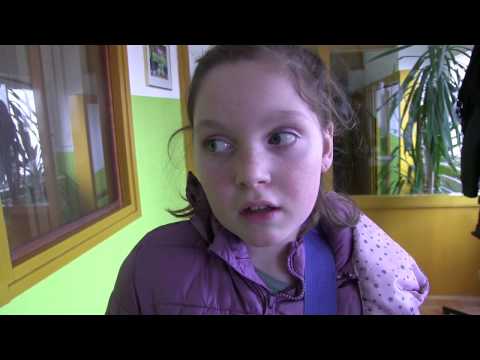 Video: Otroci, Starejši Od 10 Let, V šoli Stradajo