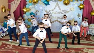 картинка: Танок хлопчиків на випускному