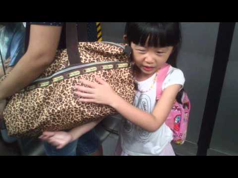 20101004陶姐搭地鐵唔捉扶手