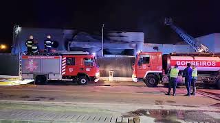 Notícias de Coimbra | FOGO CONSOME OFICINAS DA EMPRESA LUGRADE EM TORRE DE VILELA