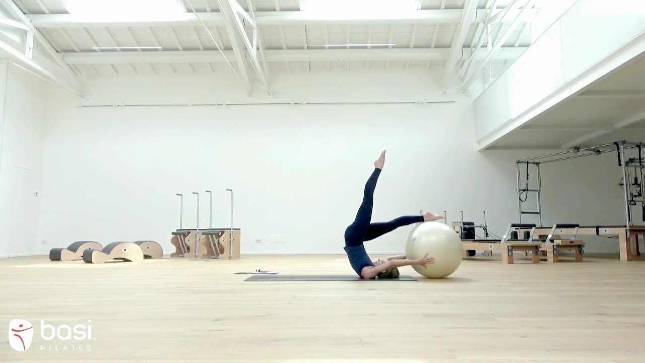 Mat Class con Fit Ball grande - Pilates In Italy by BASI Pilates