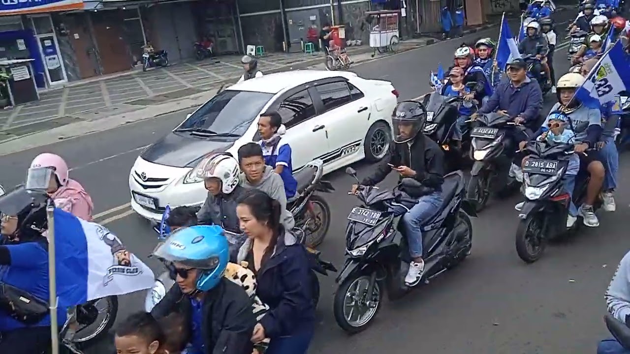 Pecah bandung lautan biru