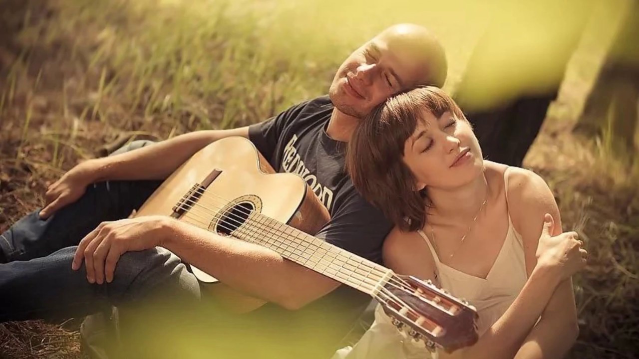 Песня поет мужчина там там. Влюбленные с гитарой. Парень и девушка поют. Романтик с гитарой. Мужчина женщина гитара.