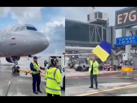 A ground handler at Tel Aviv Airport waved the Ukrainian flag in front of an Aeroflot plane