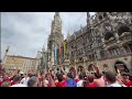 "Izađi mala..." Srpski navijači pevaju zanosnoj devojci na prozoru u Minhenu #novars