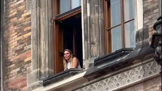 Izađi Mala... Srpski Navijači Pevaju Zanosnoj Devojci Na Prozoru U Minhenu