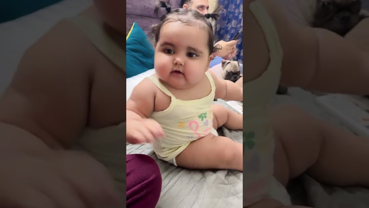 Baby baate karna seekh rahi hai, apni baat samjhane ki koshish karti hai 