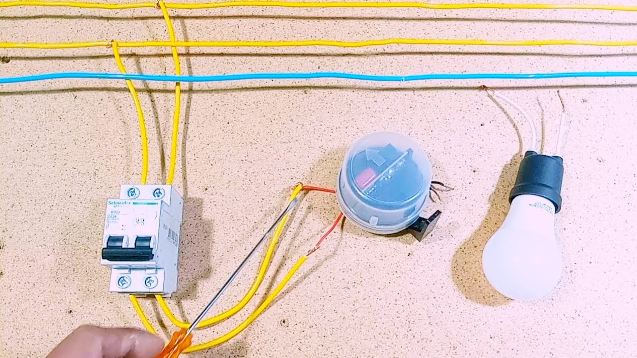 Como ligar um rele fotocelula de quatro fios em tensão de 220 volts a uma rede bifasca
