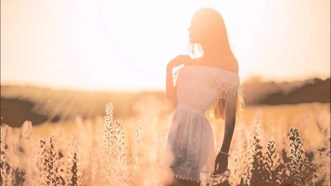 Дневной свет картинки. В прозрачном воздухе при ярком свете. Женщина в солнечных лучах. Девушка солнце. В прозрачном воздухе при ярком свете.