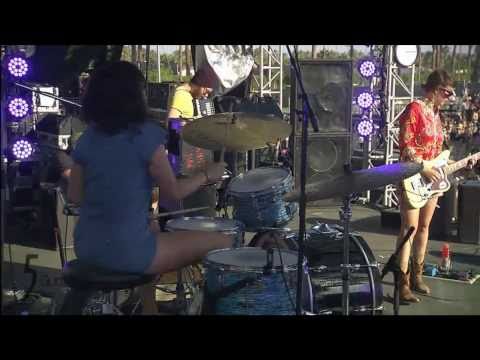 Warpaint - Beetles (Coachella 2011)